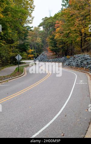 Die Park Road führte im Oktober vertikal zum Skigebiet Granite Peak im Rib Mountain State Park, Wausau, Wisconsin Stockfoto