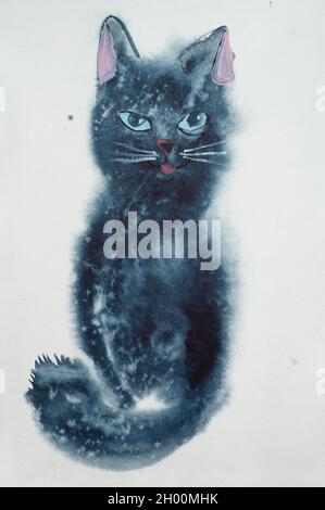 Kinder diy Aquarell Zeichnung auf weißem Strukturpapier - rauchig schwarz weiß blau fröhlich flauschig sitzende Katze. Kinder Kunst handgemachte Malerei Stockfoto
