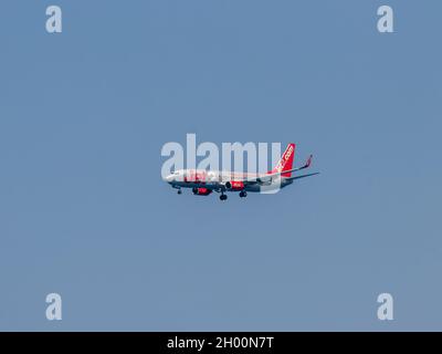 Heraklion, Griechenland - 20. August 2021 - EINE Boeing 737-800 der britischen Low-Cost-Airline Jet2.com mit der Identifikationsnummer G-GDFC rückt näher Stockfoto