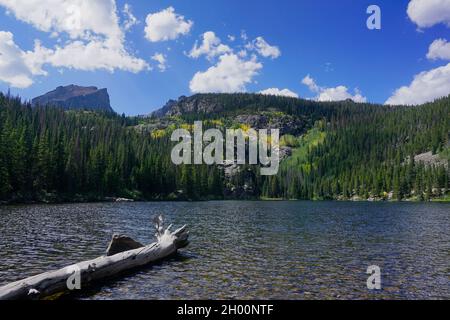 Herbstansicht des Bear Lake unter einem blauen Himmel mit weißen Wolken Stockfoto