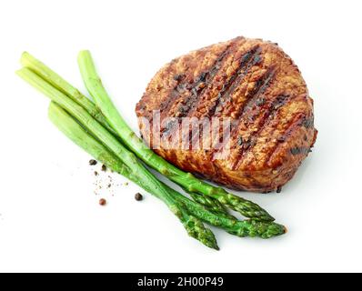Gegrilltes Rinderfiletsteak und Spargel isoliert auf weißem Hintergrund Stockfoto
