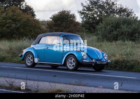 1974 70s 70er Jahre blauer VW Volkswagen fährt nach Southport Classic und Speed Oktober 2021, Victoria Park, Southport, UK Stockfoto