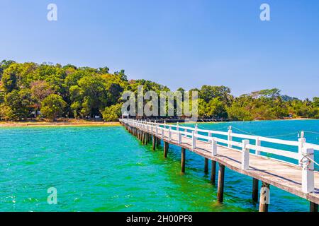 Thai Tempel im türkisfarbenen Wasser und tropischen Paradies von Koh Phayam Ranong Thailand. Stockfoto