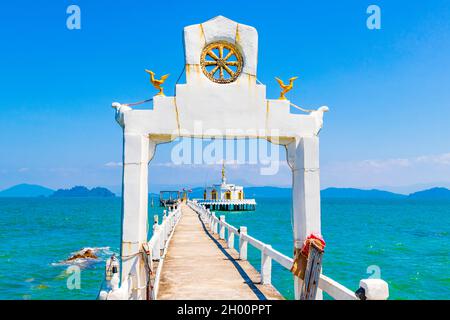 Thai Tempel im türkisfarbenen Wasser und tropischen Paradies von Koh Phayam Ranong Thailand. Stockfoto