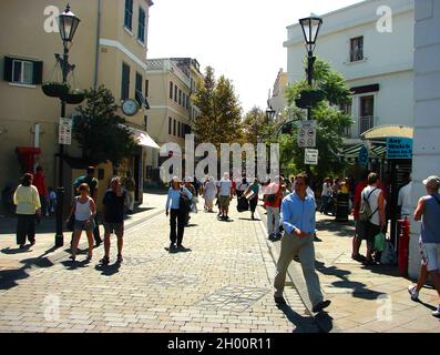 Main Street Gibraltar hat eine Geschichte, die bis ins 14. Jahrhundert zurückreicht, als es sowohl Africa Gate als auch Southport Gate genannt wurde. 2007 Foto Stockfoto