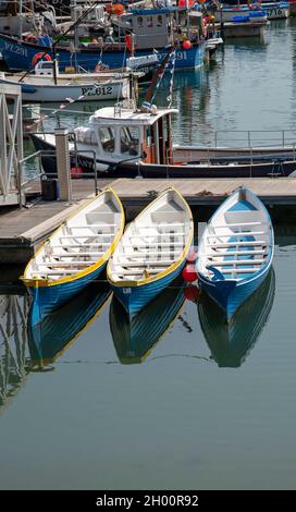 Newlyn Harbour, Cornwall, England, Großbritannien. 2021. Drei Pilot-Gig-Boote auf einem Steg im Hafen von Newlynn. Stockfoto