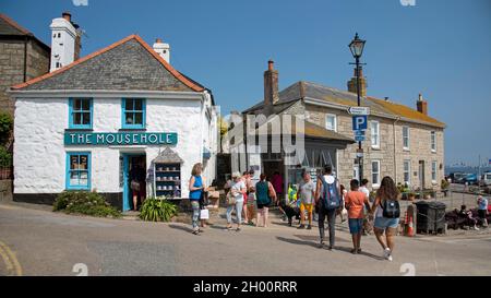 Mousehole, Cornwall, England, Großbritannien. 2021. Urlauber einkaufen in der kornischen Küstenstadt Mousehole, einem malerischen Ferienort am südlichen Cornwall Stockfoto