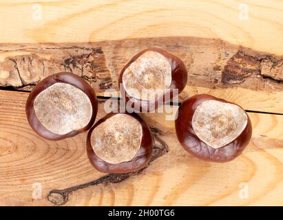 Mehrere geschälte Kastanien auf einem Holztisch, Nahaufnahme, Draufsicht. Stockfoto