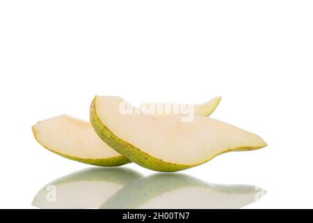 Zwei süße Birnenscheiben, Nahaufnahme, isoliert auf Weiß. Stockfoto