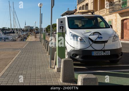 Portocolom, Spanien; oktober 05 2021: Nissan-Elektroauto lädt seine Batterie an einer Ladestelle im Hafen der Stadt Portocolom, isl Stockfoto