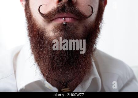 Nahaufnahme von Schnurrbart und Bart mit Piercings ist der Schnurrbart gewellt Stockfoto
