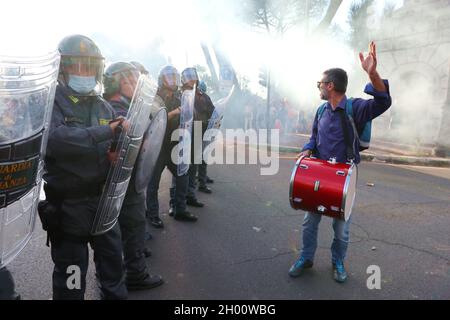 Rom, Italien. Oktober 2021. Zusammenstöße zwischen Polizeikräften und Demonstranten, die keinen grünen Pass haben, Rom, Italien, 9. Oktober 2021. Ab Oktober 15 ist in Italien der Green Pass, das Covid 19-Impfstoffzertifikat, für alle Beschäftigten obligatorisch. In mehr als 20 italienischen Städten, darunter Rom, Turin, Mailand, Neapel und vielen anderen, fordern Demonstranten die Regierung auf, die Menschen frei impfen zu lassen oder nicht, und den Green Pass abzuschaffen.(Foto: Elisa Gestri/Sipa USA) Quelle: SIPA USA/Alamy Live News Stockfoto