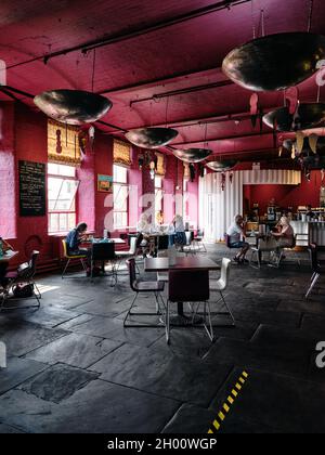 Café-Interieur im Salts Mill ehemalige Textilfabrik, Kunstgalerie, Einkaufszentrum und Restaurantkomplex Saltaire, Bradford, West Yorkshire, England Stockfoto