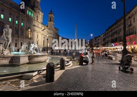 Piazza Navona Stadtplatz bei Nacht in Rom, Latium, Italien. Stockfoto