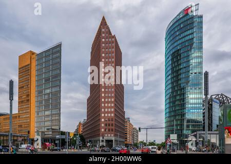 Wolkenkratzer auf dem Potsdamer Platz in Berlin. Kollhoff-Turm mit PANORAMAPUNKT in der Mitte, Bahnturm rechts. Stockfoto