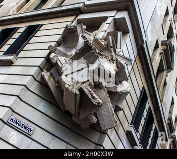 Richard Wilson‘„Square the Block“, der an der nordwestlichen Außenfassade des neuen Akademischen Gebäudes von LSE an der Ecke Kingsway & Sardinia Street installiert wurde Stockfoto