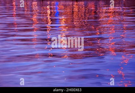 Farbenfrohe abstrakte Reflexion über die Wasseroberfläche Stockfoto