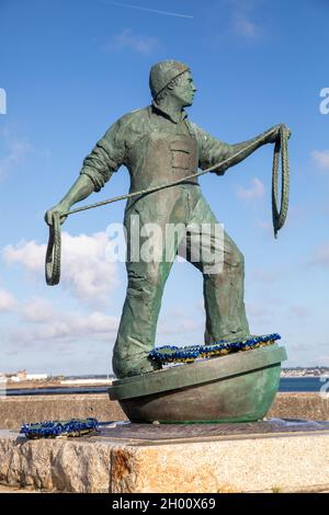 Penzance,Cornwall,10. Oktober 2021,Eine Fisherman Bronzestatue, die an einem sonnigen Sonntagnachmittag in den herrlichen Sonnenschein in Newlyn, Cornwall getaucht wurde. Die Temperatur war 17C, aber die Wettervorhersage ist für die Sonne für den Rest dieser Woche.Quelle: Keith Larby/Alamy Live News Stockfoto