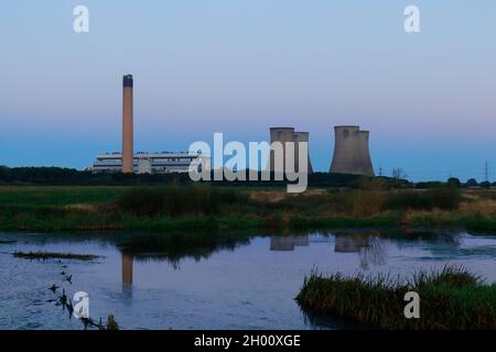 Die verbleibenden 4 Kühltürme im Kraftwerk Eggborough in North Yorkshire, kurz bevor sie durch kontrollierte Explosionen abgerissen wurden Stockfoto