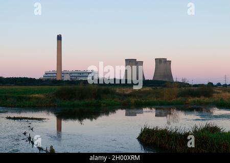 Die verbleibenden 4 Kühltürme im Kraftwerk Eggborough in North Yorkshire, kurz bevor sie durch kontrollierte Explosionen abgerissen wurden Stockfoto