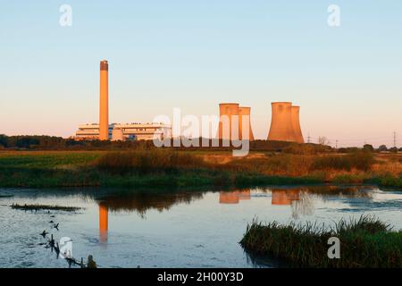 Die verbleibenden 4 Kühltürme im Kraftwerk Eggborough in North Yorkshire, kurz bevor sie durch kontrollierte Explosionen abgerissen wurden Stockfoto
