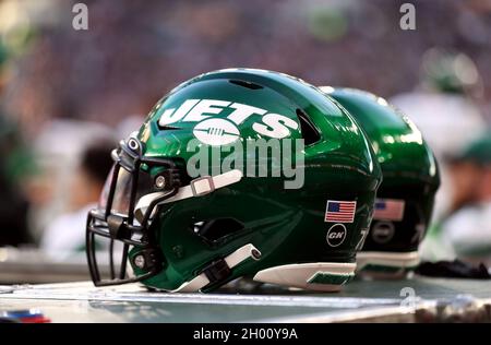 New York Jets Helme während des Spiels, das Teil der NFL London Games im Tottenham Hotspur Stadium, London ist. Bilddatum: Sonntag, 10. Oktober 2021. Stockfoto