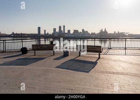 Birkenhead, Großbritannien: Bänke auf dem Wirral Rundweg mit Blick auf die Hafenpromenade von Liverpool und den Fluss Mersey. Stockfoto