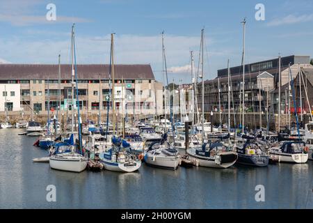 Caernarfon, Wales, Großbritannien: Victoria Dock Marina mit festgetäuten Segelbooten und Yachten, angrenzend an die Menai Meerenge. Stockfoto