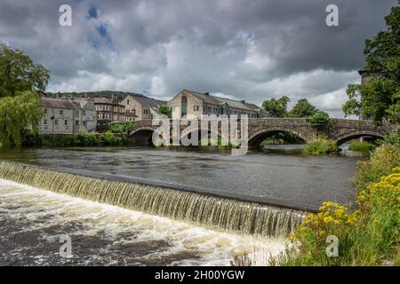 Kendal, Großbritannien: Stramongate Bridge über den Fluss Kent. Es stammt aus dem 17. Jahrhundert und führt heute die Hauptstraßen A65 und A6 durch Cumb Stockfoto