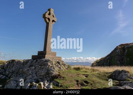 Llanddwyn Island, Anglesey, Wales: Keltisches Kreuz, das vom Eigentümer der Insel, FG Wynn, errichtet wurde. Stockfoto