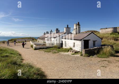 Llanddwyn, Wales: Pilotenhaus, eine Reihe von vier traditionellen Hütten, die vor 1830 für die Leuchtturmwärter, Piloten und Rettungsboa gebaut wurden Stockfoto