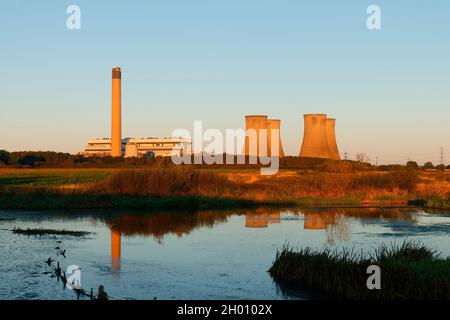 Die verbleibenden 4 Kühltürme im Kraftwerk Eggborough in North Yorkshire, kurz bevor sie durch kontrollierte Explosionen abgerissen wurden Stockfoto