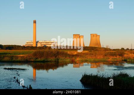 Die verbleibenden 4 Kühltürme im Kraftwerk Eggborough in North Yorkshire, kurz bevor sie durch kontrollierte Explosionen abgerissen wurden Stockfoto
