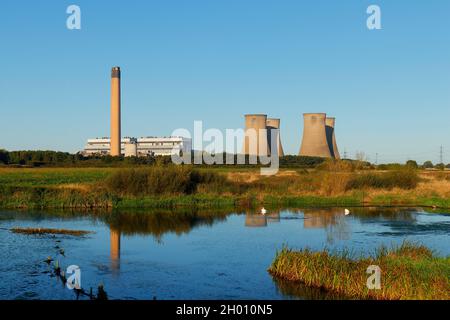 Die verbleibenden 4 Kühltürme im Kraftwerk Eggborough in North Yorkshire, kurz bevor sie durch kontrollierte Explosionen abgerissen wurden Stockfoto