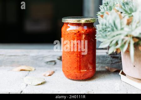 Nahaufnahme von Ajvar in einem Glasgefäß. Traditionelle serbische Küche Stockfoto