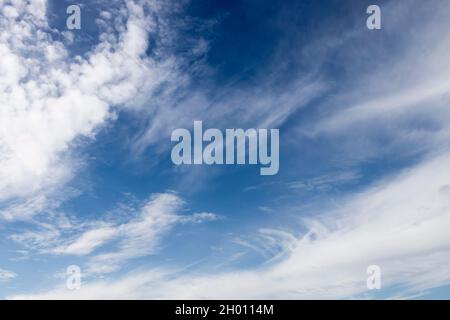 Cirrocumulus und Cumulonimbus Wolken an einem Herbsttag Stockfoto