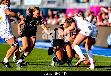 London, Großbritannien. Oktober 2021. Cara Wardle von Saracens Women wurde am 10. Oktober 2021 im StoneX Stadium, London, England, von von von Zintle Mpupha und Olivia Jones von Exeter Chiefs Women während des Spiels der Allianz Premier 15 Frauen zwischen Saracens Women und Exeter Chiefs Women angegangen. Foto von Phil Hutchinson. Nur zur redaktionellen Verwendung, Lizenz für kommerzielle Nutzung erforderlich. Keine Verwendung bei Wetten, Spielen oder Veröffentlichungen einzelner Clubs/Vereine/Spieler. Kredit: UK Sports Pics Ltd/Alamy Live Nachrichten Stockfoto