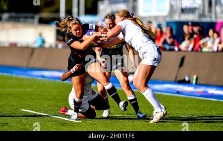 London, Großbritannien. Oktober 2021. Cara Wardle von Saracens Women wurde am 10. Oktober 2021 im StoneX Stadium, London, England, von von von Zintle Mpupha und Olivia Jones von Exeter Chiefs Women während des Spiels der Allianz Premier 15 Frauen zwischen Saracens Women und Exeter Chiefs Women angegangen. Foto von Phil Hutchinson. Nur zur redaktionellen Verwendung, Lizenz für kommerzielle Nutzung erforderlich. Keine Verwendung bei Wetten, Spielen oder Veröffentlichungen einzelner Clubs/Vereine/Spieler. Kredit: UK Sports Pics Ltd/Alamy Live Nachrichten Stockfoto