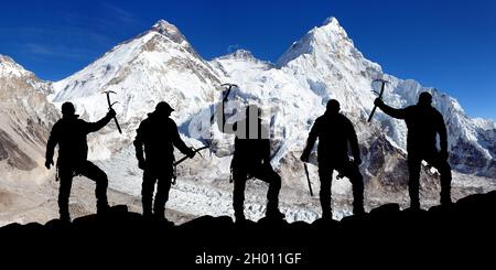 Blick auf Mount Everest und Lhotse vom Pumo Ri Basislager und Silhouette einer Gruppe von Bergsteigern mit Eispickel in der Hand, Everest-Gebiet Khumbu-Tal, Sagarmat Stockfoto