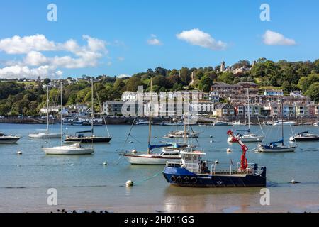 Schiffe vertäuten im Hafen von Dartmouth mit dem Britannia Royal Naval College im Hintergrund, South Devon, England, Vereinigtes Königreich Stockfoto