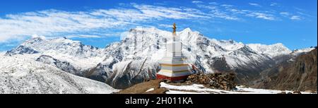 Panoramablick auf Annapurna 2 II, 3 III, 4 IV, Ganggapurna und Khangsar Kang, Annapurna-Bereich mit Stupa, Weg zum Thorung La Pass, rund Annapurna circ Stockfoto