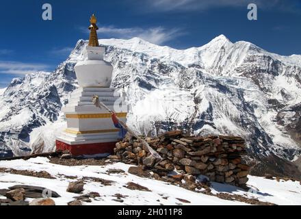 Panoramablick auf Annapurna 2 II, 3 III, 4 IV, Ganggapurna und Khangsar Kang, Annapurna-Bereich mit Stupa, Weg zum Thorung La Pass, rund Annapurna circ Stockfoto