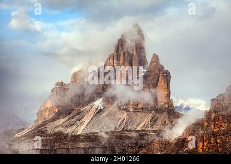 Morgenansicht von drei Zinnen oder Tre Cime di Lavaredo mit schönem bewölktem Himmel, Sextener Dolomiten oder Dolomiti di Sexten, Südtirol, Dolomitenberg Stockfoto