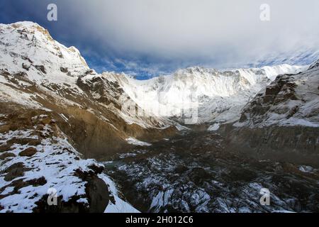Annapurna, Morgenansicht vom Mount Annapurna südliches Basislager mit schönem bewölktem Himmel, Nepal Stockfoto