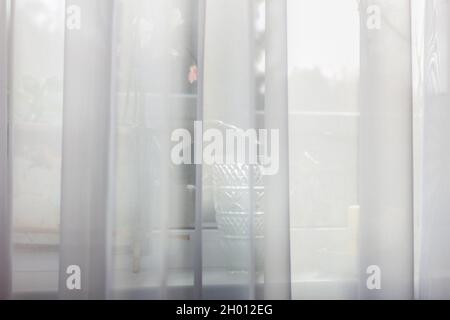 Reakl weichen weißen lichtdurchlässigen Vorhänge am Fenster in glücklichen Morgen Stockfoto