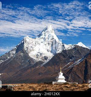 Mount Ama Dablam mit Stupa in der Nähe von Pangboche Dorf und schönen bewölkten Himmel - Weg zum Mount Everest Basislager - Khumbu Tal - Nepal Stockfoto