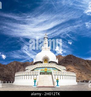 Blick auf die Hohen Shanti Stupa mit schönen Himmel, der große Stupa in Leh und eine aus den besten buddhistischen Stupas - Jammu und Kaschmir - Ladakh - Indien Stockfoto