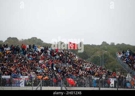 Istanbul, Türkei. Oktober 2021. Fans, F1 Grand Prix der Türkei im Intercity Istanbul Park am 10. Oktober 2021 in Istanbul, Türkei. (Foto von HOCH ZWEI) Quelle: dpa/Alamy Live News Stockfoto