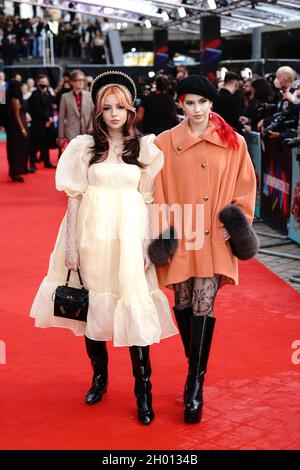 Die Schwestern Charlotte (links) und Abby Roberts kommen zur britischen Premiere von „The French Dispatch“ in die Royal Festival Hall in London während des BFI London Film Festival. Bilddatum: Sonntag, 10. Oktober 2021. Stockfoto