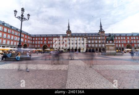Weitwinkelansicht des Plaza Mayor von Madrid mit wolkenverdecktem Himmel Stockfoto